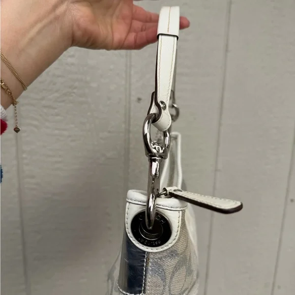 Y2K Coach Metallic Silver and withe Shoulder Bag 13495 - Picture 8 of 9